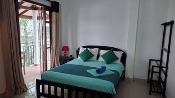 Kamar Double Comfort, pemandangan gunung | Brankas, meja kerja, ruang kerja ramah laptop, dan tirai kedap cahaya