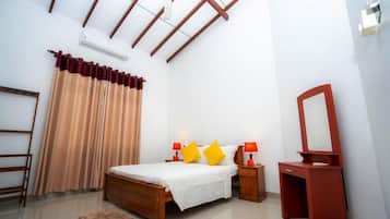 Kahden hengen deluxe-huone, vuoristonäköala | Tallelokero huoneessa, työpöytä