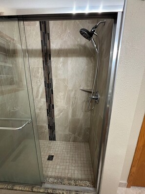 Shower, towels, soap, toilet paper - Rustic Retreat near Norfork Lake (Clarkridge)