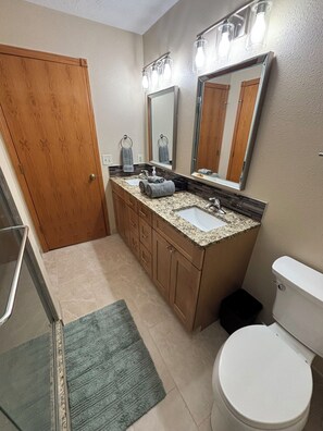 Shower, towels, soap, toilet paper - Rustic Retreat near Norfork Lake (Clarkridge)