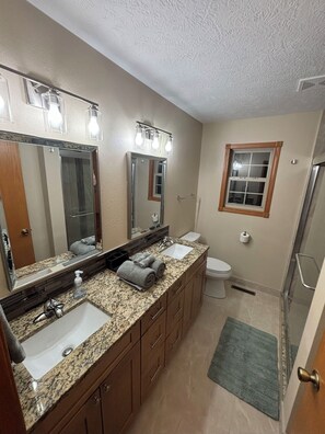 Shower, towels, soap, toilet paper - Rustic Retreat near Norfork Lake (Clarkridge)