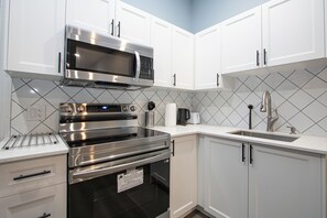 Microwave, oven, stovetop - Quiet, Soundproof Executive 1-BR Suite | Ideal for Medical & Extended Stays (London)