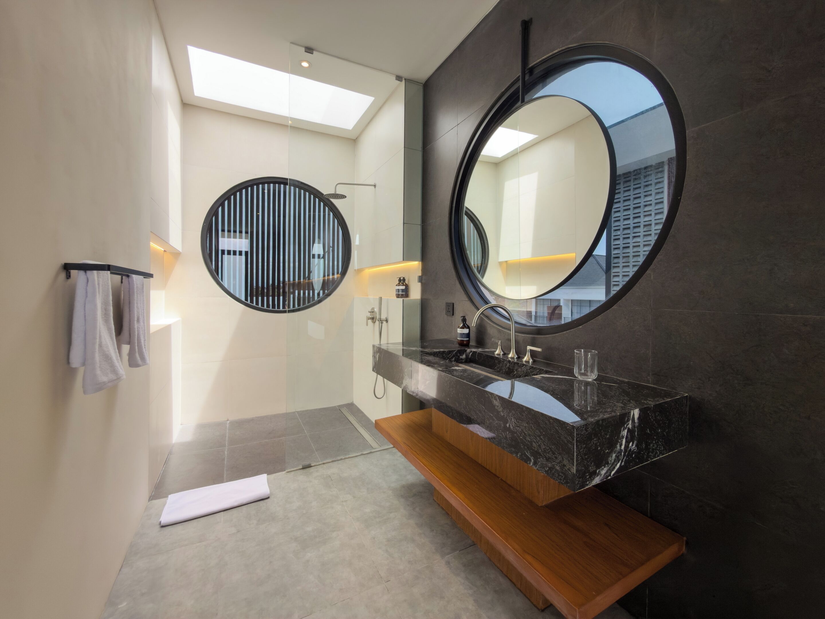 Vila, vista para a piscina | Banheiro | Chuveiro, secador de cabelo, roupões de banho, bidê