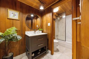Hair dryer, towels, toilet paper - Experience luxury living at lovely renovated home (Toronto)