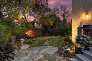 Terrace/patio - Experience luxury living at lovely renovated home (Toronto)
