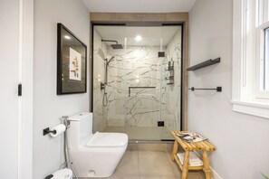 Hair dryer, towels, toilet paper - Experience luxury living at lovely renovated home (Toronto)