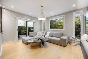 Living area - Experience luxury living at lovely renovated home (Toronto)