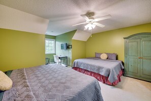 5 bedrooms, iron/ironing board, Internet, bed sheets - 2 Mi to Pinehurst Resort: Spacious Golf Getaway! (Pinehurst)