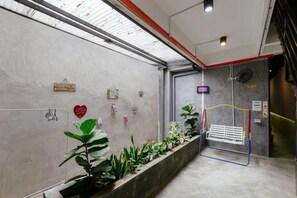 المنشأة من الداخل