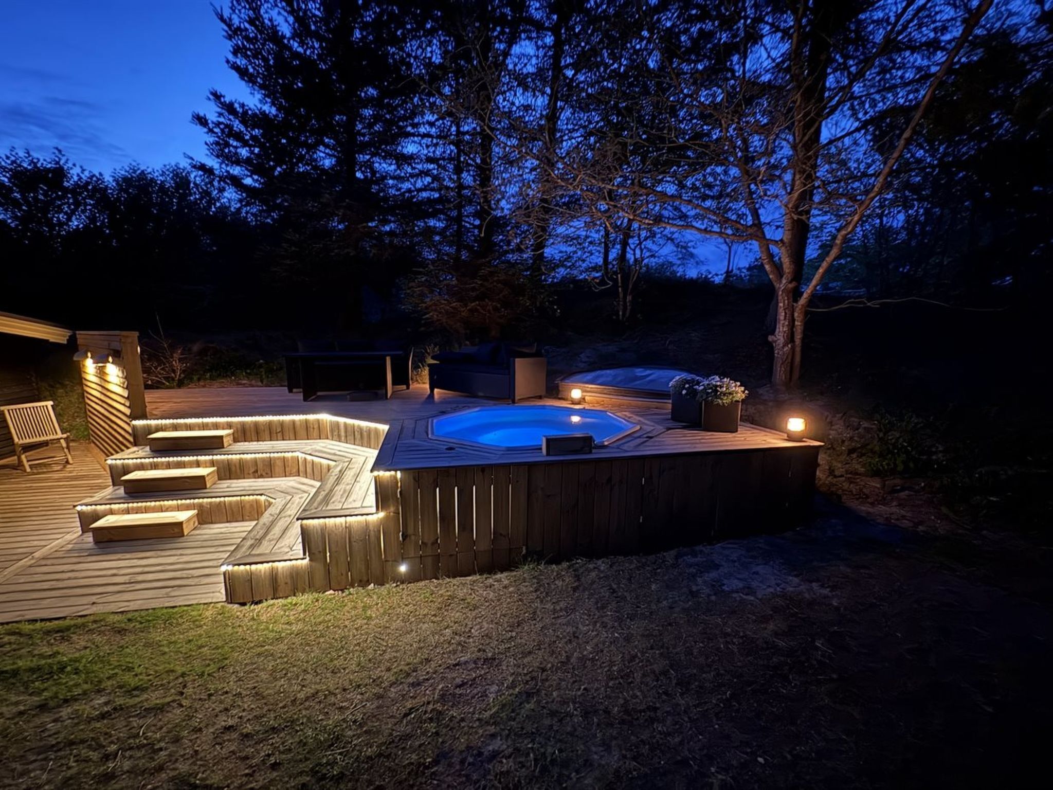 Outdoor spa tub