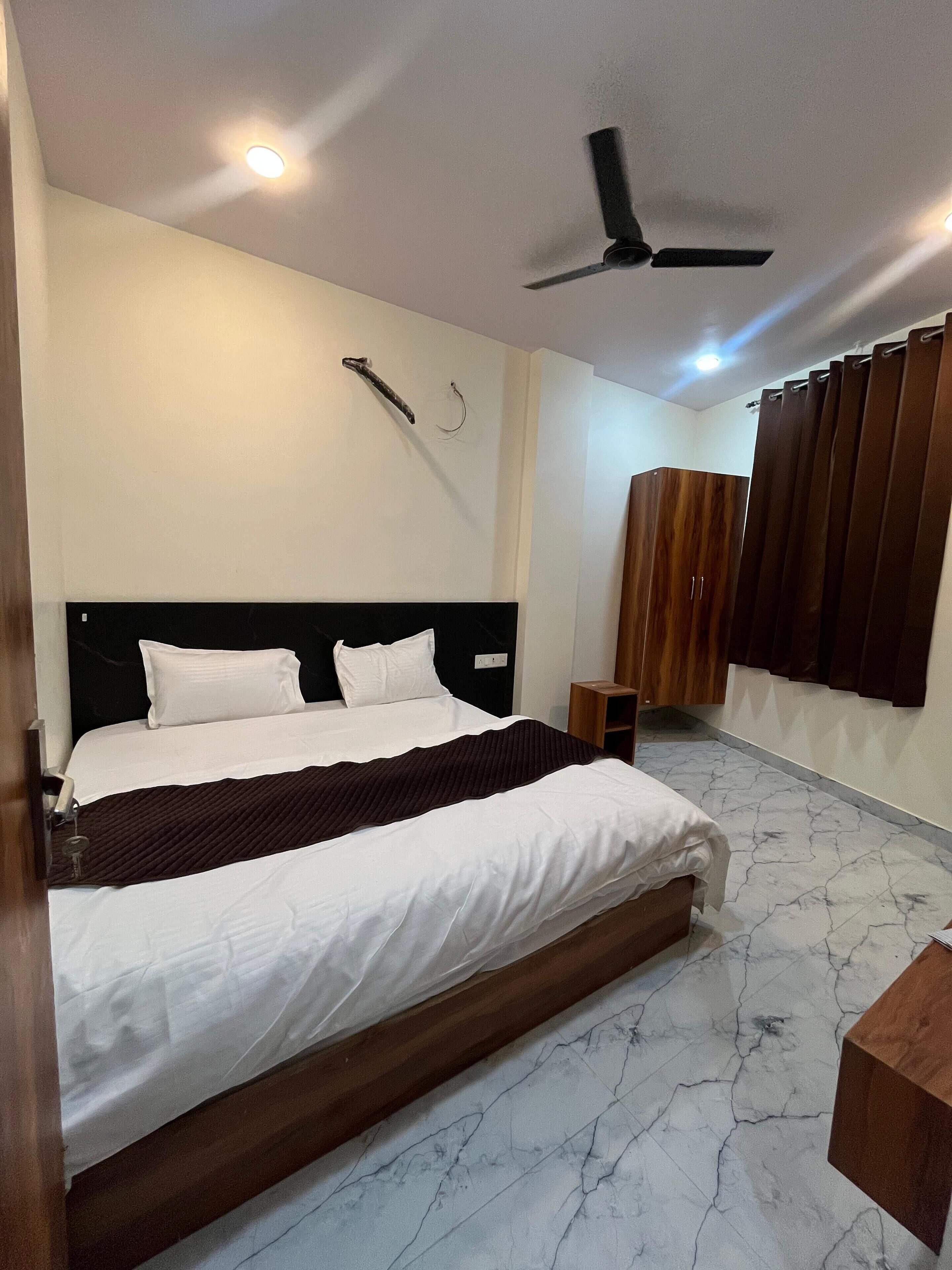 Desk, laptop workspace, free WiFi