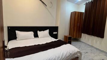 Desk, laptop workspace, free WiFi