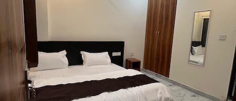 Escritorio, espacio para trabajar con un portátil, wifi gratis