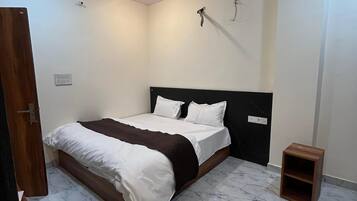 Desk, laptop workspace, free WiFi