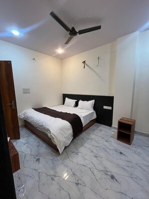 Desk, laptop workspace, free WiFi - Hotel Aana Inn Stay  (Jaipur)