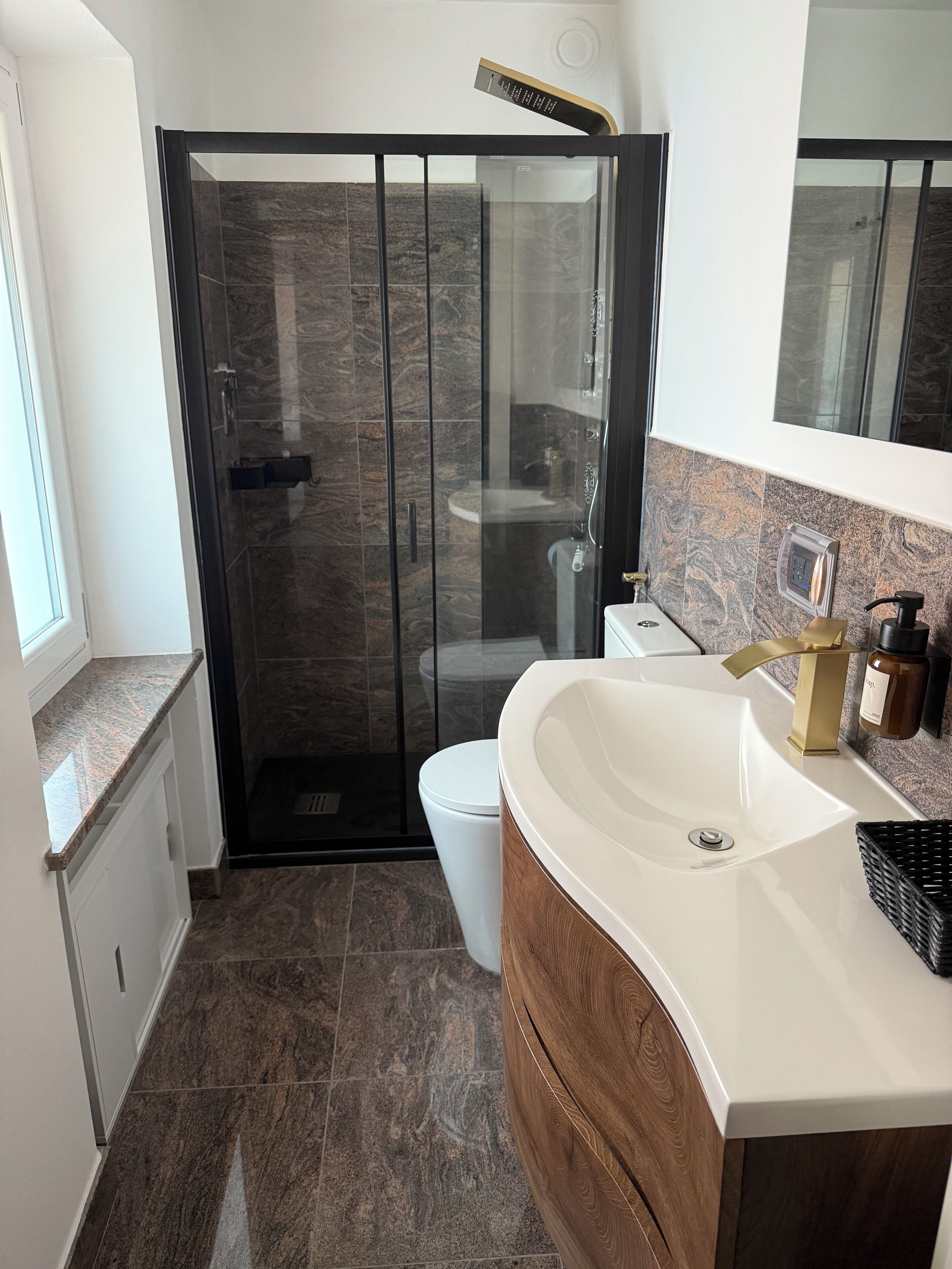 Douche, sèche-cheveux, serviettes fournies, papier toilette