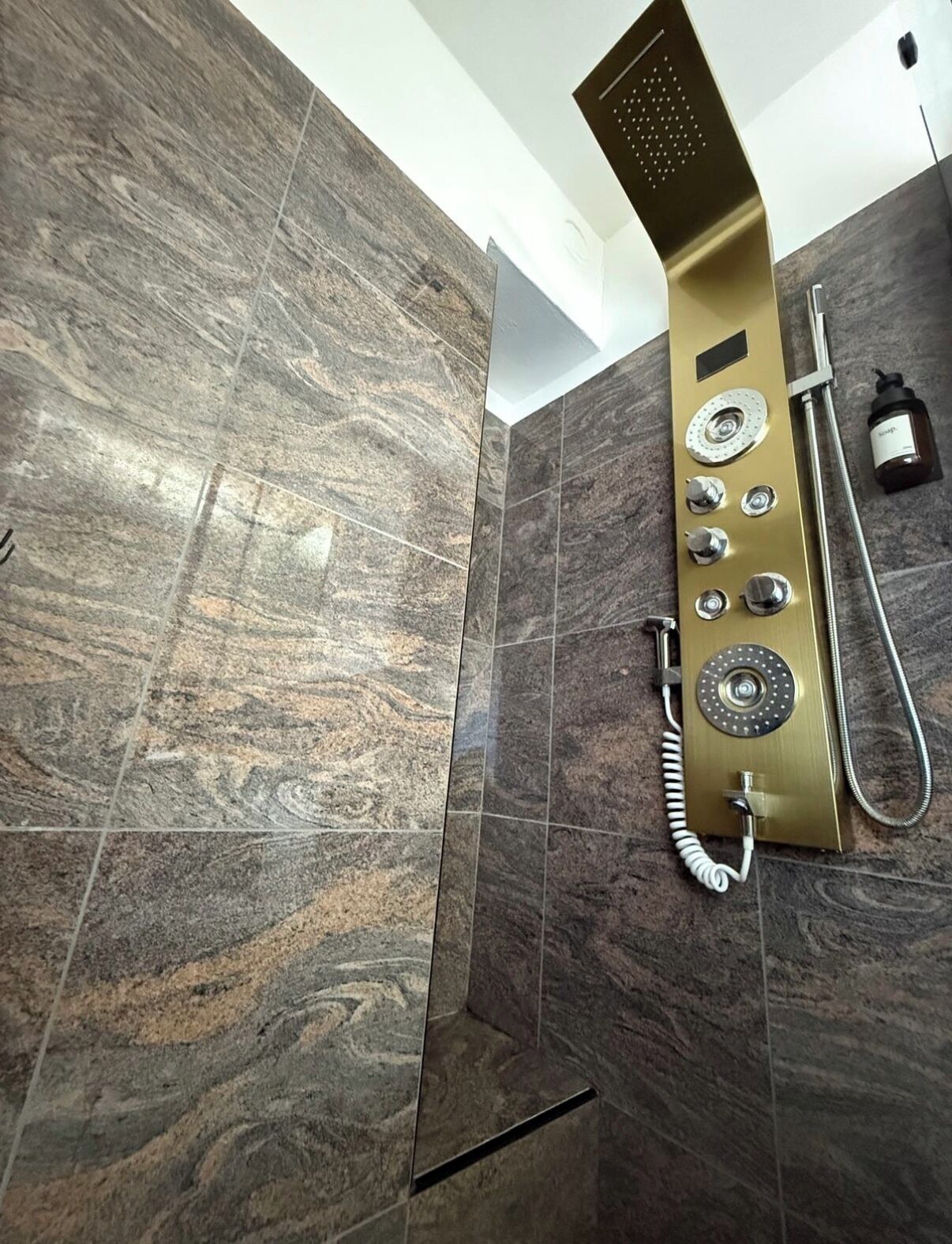 Een douche, een haardroger, handdoeken, toiletpapier