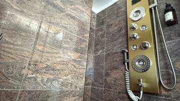 Een douche, een haardroger, handdoeken, toiletpapier