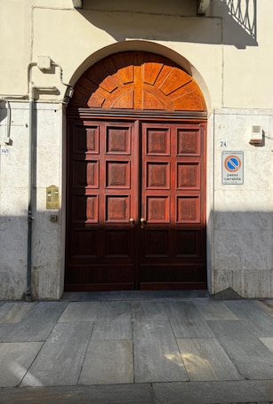 Exterior detail. Cozy apartment complete with kitchen within walking distance of the Palace and stadium