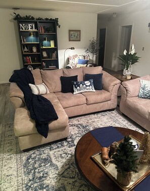 TV - Fabulous 3-bedroom 2 full bath whole house BnB dining in Carmine near JWs & park (Carmine)