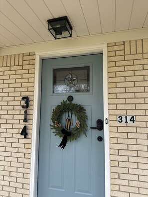 Exterior detail - Fabulous 3-bedroom 2 full bath whole house BnB dining in Carmine near JWs & park (Carmine)
