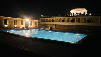 Utendørsbasseng, bassengparasoller og solsenger