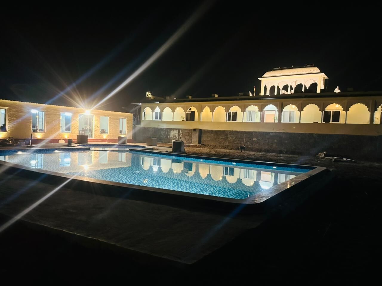 Kolam renang outdoor, dengan payung kolam renang dan kursi berjemur