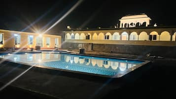 Kolam renang outdoor, dengan payung kolam renang dan kursi berjemur