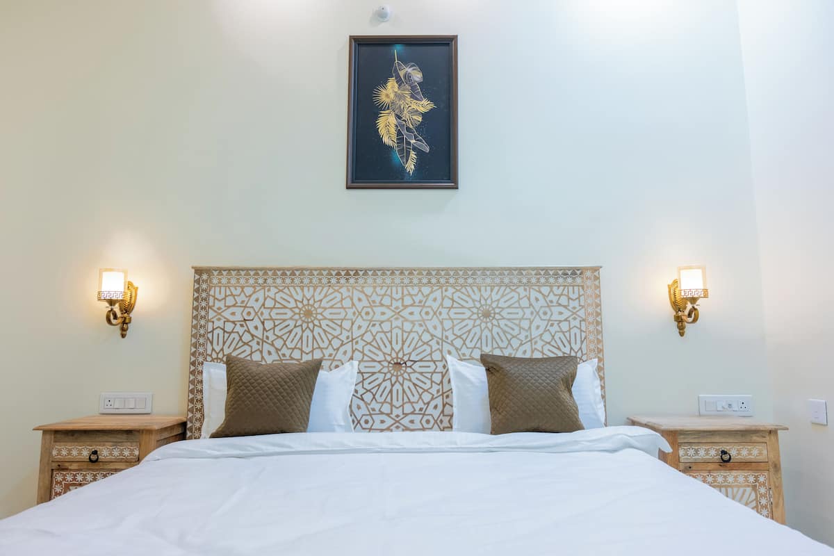 Luksus-dobbeltrom, hageutsikt | Skrivebord, skrivebord for bærbar PC og wi-fi (inkludert)