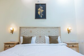 Luksus-dobbeltrom, hageutsikt | Skrivebord, skrivebord for bærbar PC og wi-fi (inkludert)