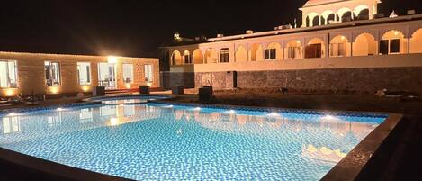 Piscina all'aperto, ombrelloni da piscina, lettini