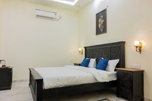 Luksus-dobbeltrom, bassengutsikt | Skrivebord, skrivebord for bærbar PC og wi-fi (inkludert)