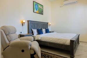 Luksus-dobbeltrom, bassengutsikt | Skrivebord, skrivebord for bærbar PC og wi-fi (inkludert)