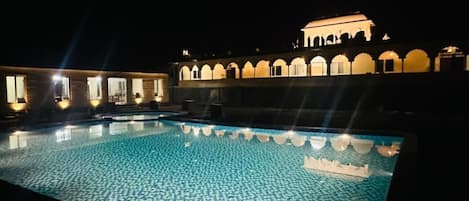 Piscine extérieure, parasols, chaises longues