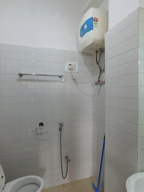 Deluxe Double Room, Mountain View | Bathroom | Shower, towels, soap, shampoo - OS Hotel POMRA (Gangtok)