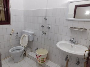 Shower, towels, soap, shampoo - OS Hotel POMRA (Gangtok)