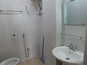 Quarto casal conforto | Banheiro | Chuveiro, toalhas de banho, sabonete, shampoo