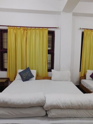 Quarto casal família | Escrivaninha, espaço de trabalho para notebook, Wi-Fi de cortesia