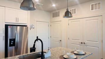 Microondas, horno, placa de cocina y lavavajillas