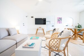 Smart TV, stereo - The Chelsea Beachside Apartment (The Entrance)
