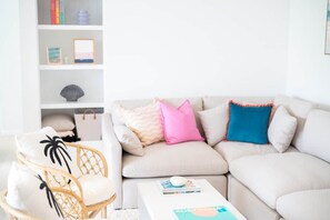 Smart TV, stereo - Beachside Apartment - Ocean Views - 150m to Beach (The Entrance)