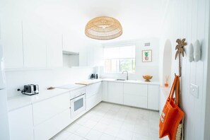 Fridge, microwave, oven, stovetop - The Chelsea Beachside Apartment (The Entrance)