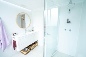 Hair dryer, towels, soap, shampoo - Beachside Apartment - Ocean Views - 150m to Beach (The Entrance)
