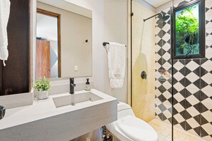 Dusche, Haartrockner, Handtücher, Seife