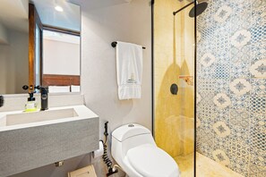 Dusche, Haartrockner, Handtücher, Seife