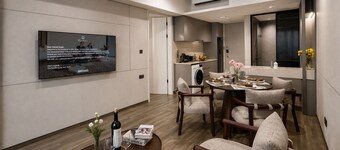 Residence on Opus Bay - Balmoral Tower Hotel