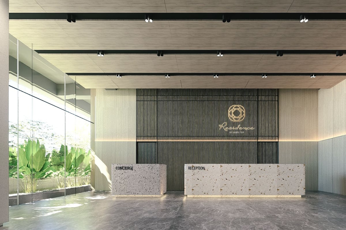 Un espace d’accueil moderne avec un plafond en bois, un comptoir d’accueil et un mur orné de lignes verticales et d’un logo.