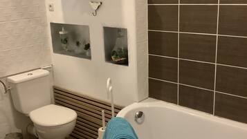 Chuveiro, secador de cabelo, toalhas de banho, sabonete
