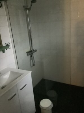 Douche, séchoir à cheveux, serviettes fournies, savon