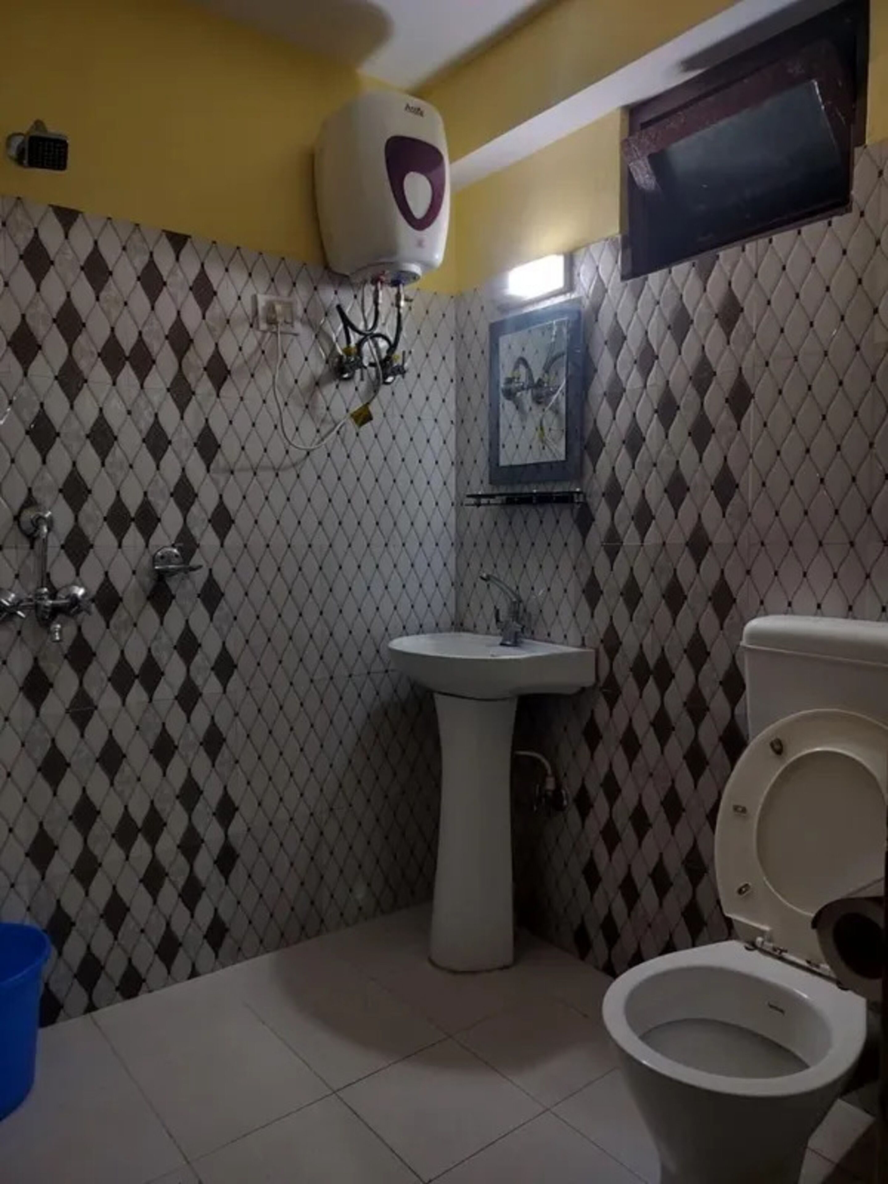 Shower, rainfall showerhead, free toiletries, towels